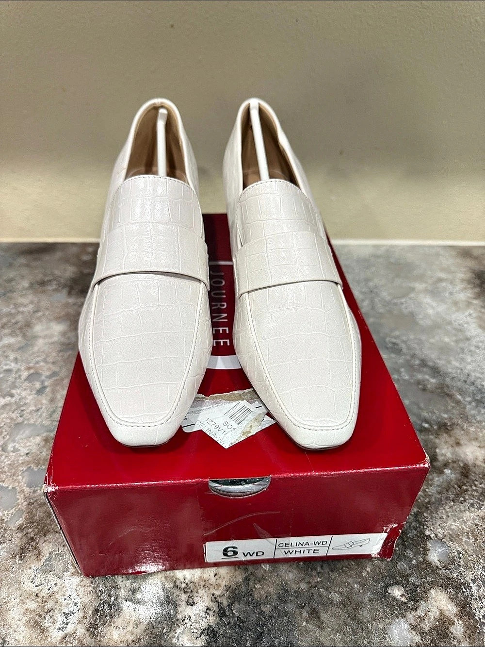 Journee Collection Celina-WD White Croc-Embossed Heels US 6 W